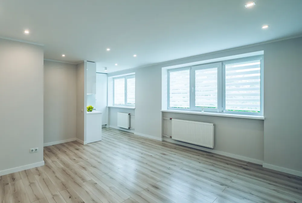 Espace avec un sol en parquet avec des fenêtres