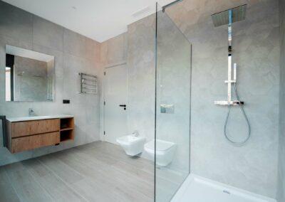 Une salle de bain clé en main réalisé par BauArt SARL