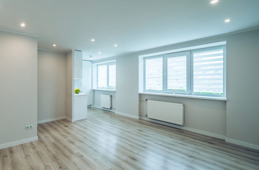 Espace avec un sol en parquet avec des fenêtres